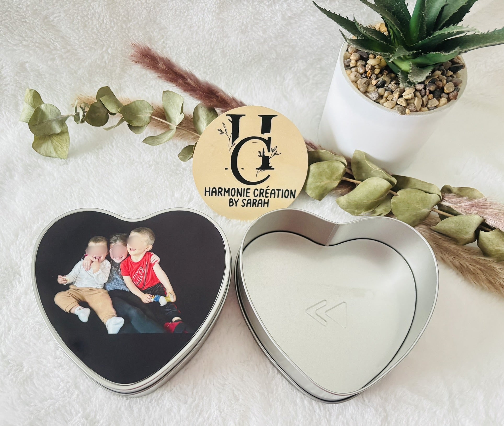 Boîte en métal en forme de cœur