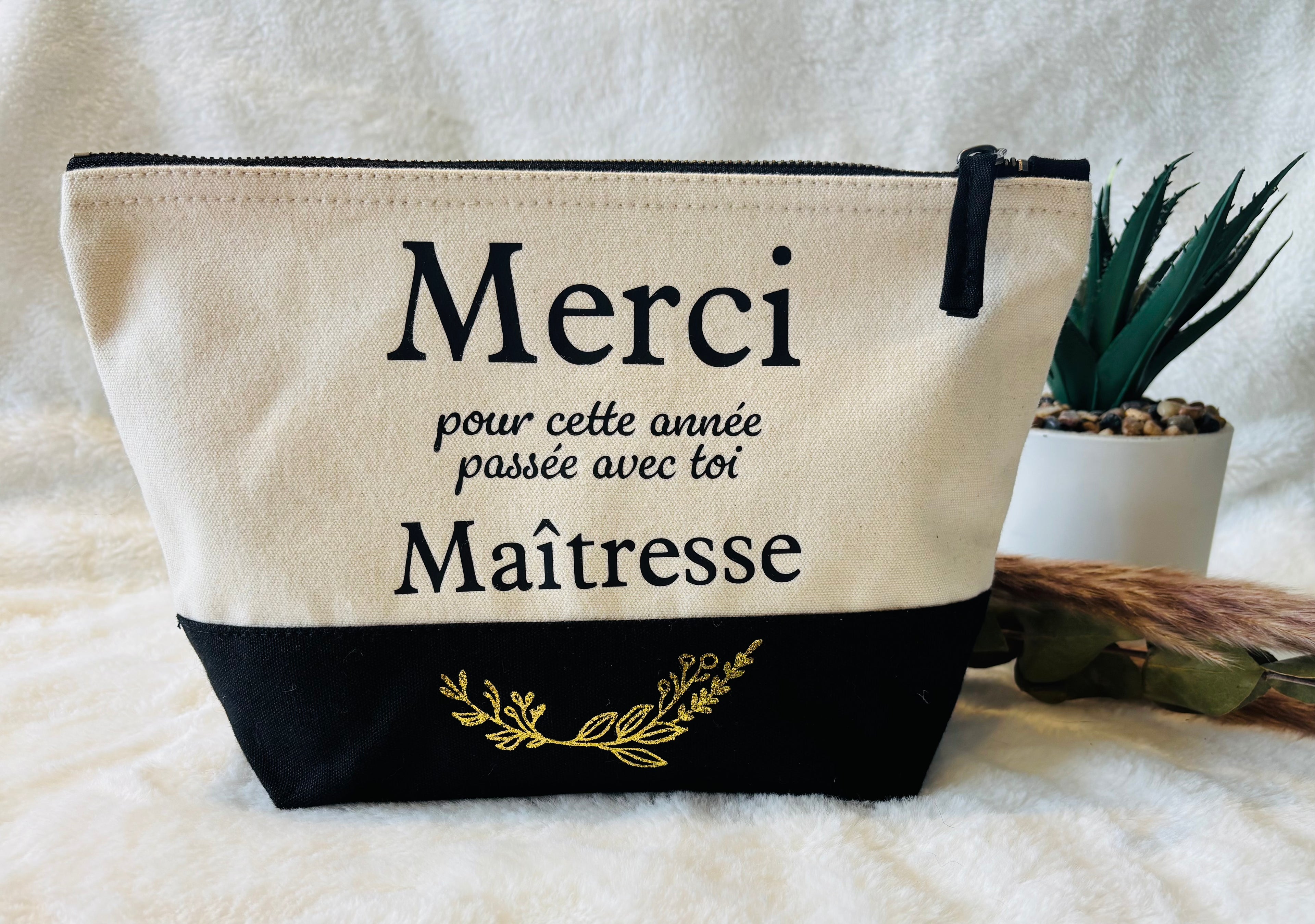 Trousse maîtresse, atsem ou nounou